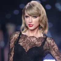 Taylor Swift kini tengah menikmati rasa bahagianya, seolah mendapatkan durian runtuh (Joel Ryan/Invision/AP)