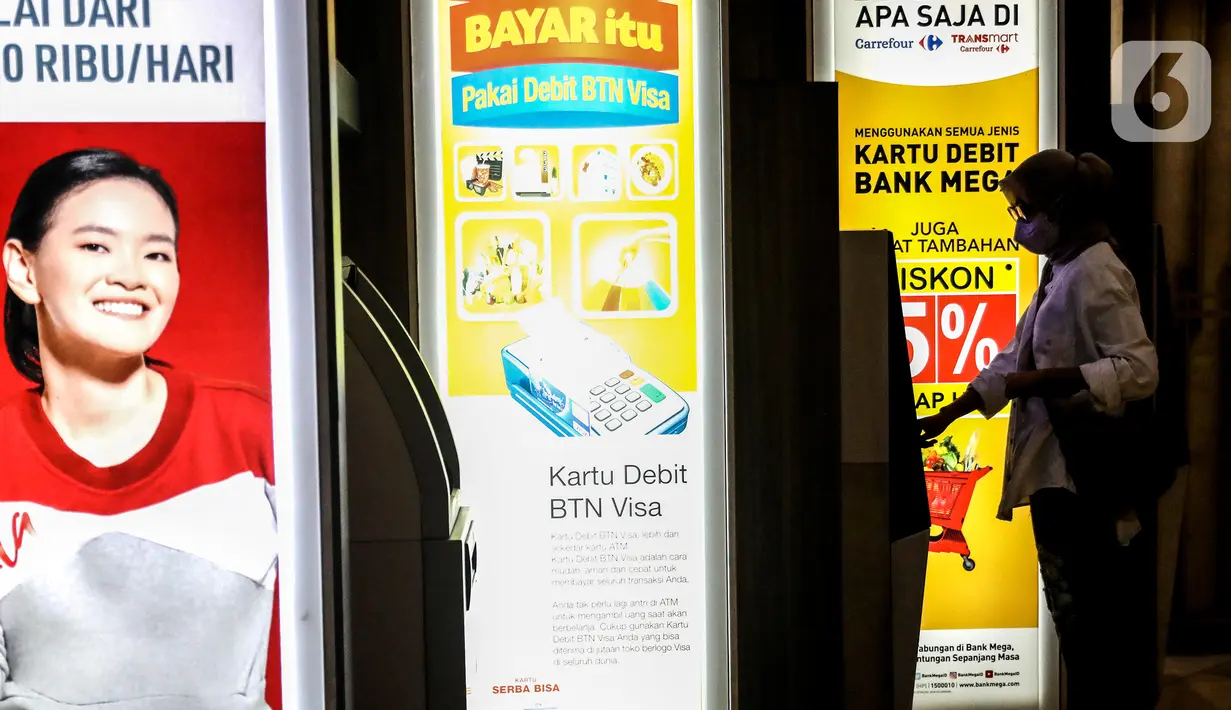 Warga melakukan transaksi di mesin ATM kawasan Kuningan, Jakarta, Rabu (12/10/2022). Transaksi keuangan yang biasanya harus mendatangi kantor cabang perlahan-lahan mulai ditinggalkan. (Liputan6.com/Johan Tallo)