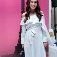 "Enggak sih (minta izin). Karena dari film-film sebelumnya, contoh kissing scene. Setiap baca skrip ada kissing scene, untungnya suamiku open minded. Dia tipe lelaki yang mengeri kissing scene film Indonesia," ujar Shandy Aulia. (Deki Prayoga/Bintang.com)