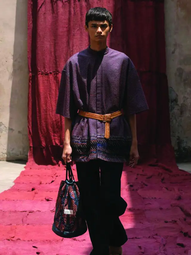 Visualisasi Sabung Ayam untuk Keagamaan dalam Koleksi Sapto Djojokartiko Spring/Summer 2021