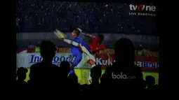 Para Jakmania saat nonton bareng laga Persib kontra Persija di Kalideres, Jakarta, Sabtu (22/7/2017). Dilarang datang ke GBLA membuat Jakmania menggelar nobar di beberapa titik ibu kota. (Bola.com/M Iqbal Ichsan)