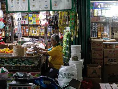 Pedagang menunggui dagangannya di Pasar Tebet Timur, Jakarta, Rabu (11/8/2021). Pemerintah Provinsi (Pemprov) DKI Jakarta memutuskan untuk menjadikan sertifikat vaksinasi Covid-19 sebagai syarat memasuki berbagai tempat umum, termasuk pasar tradisional. (Liputan6.com/Faizal Fanani)