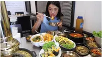 Lihat Gaya Anissa Aziza Menyantap Masakan Korea (Dok: Saluran Youtube 'Anissa Aziza')