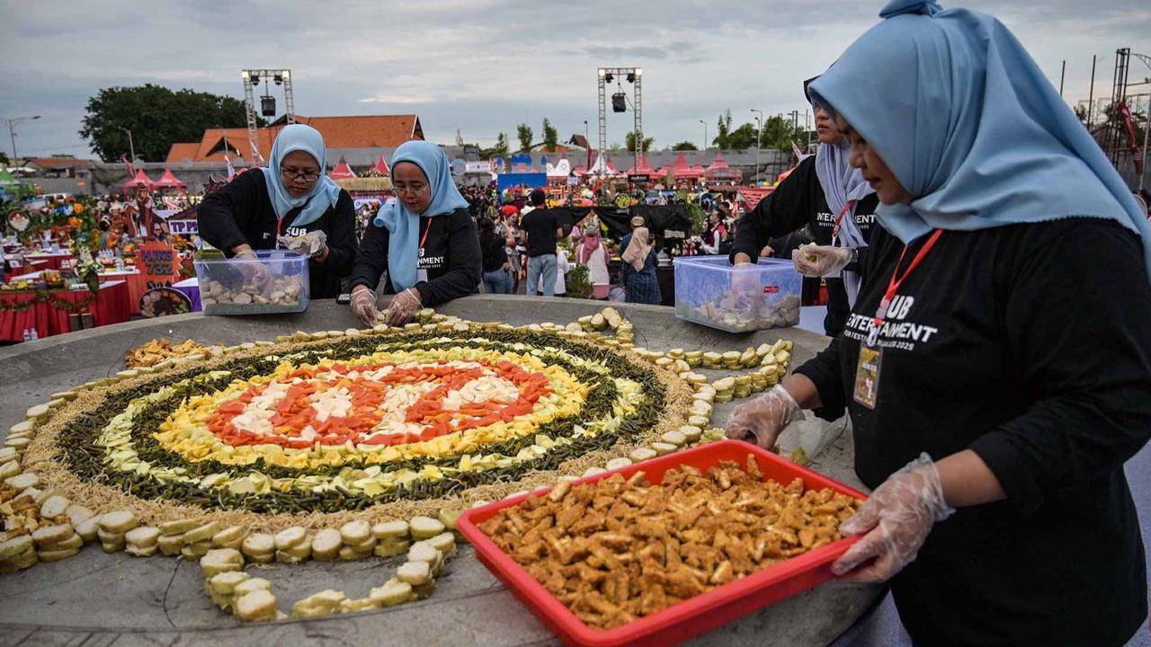 FOTO: Keseruan Warga Kota Surabaya Dengan Aneka Kostum Unik Mengikuti Festival Rujag Uleg