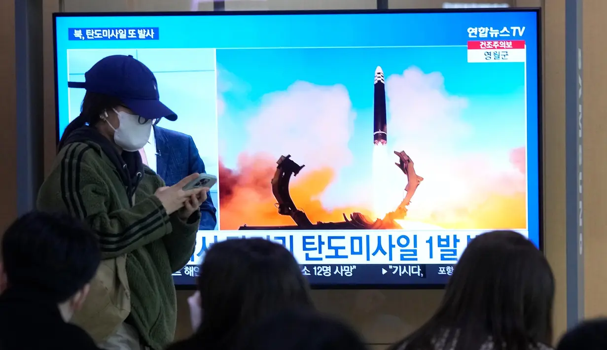 Melansir CNN, Militer Korea Selatan menginformasikan rudal ditembakkan dari daerah Dongchang-ri di Provinsi Pyongan Utara dan mendarat di laut antara Semenanjung Korea dan Jepang. (AP Photo/Ahn Young-Joon)