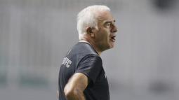 Pelatih Arema FC, Mario Gomez, saat melawan Tira Persikabo pada laga Shopee Liga 1 di Stadion Pakansari, Bogor, Senin, (2/3/2020). Tira Persikabo takluk 0-2 dari Arema FC. (Bola.com/M Iqbal Ichsan)
