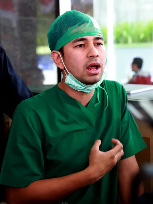 "Gigi lucu, pas mau operasi kan setengah dibius, agak nge-fly, dia ngomong terus, takut sakit kali ya, 'dokter kok masih kerasa ya', ‘dokter kok belum kebal ya'. Dia panik, aku ajak cerita saja soal anak.” jelas Raffi Ahmad. (Wimbarsana/Bintang.com)