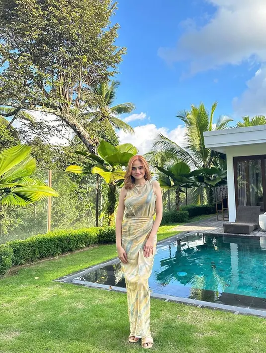 Tampil menawan dengan dress, membuat Syifa Hadju terlihat semakin memesona, tidak sedikit para netizen yang membanjiri kolom komentarnya dengan berbagai pujian. Apalagi penggemar yang sudah mengikuti Syifa sejak remana tentu kini melihat jelas perubahannya yang tampil semakin dewasa. (Liputan6.com/IG/@syifahadju)