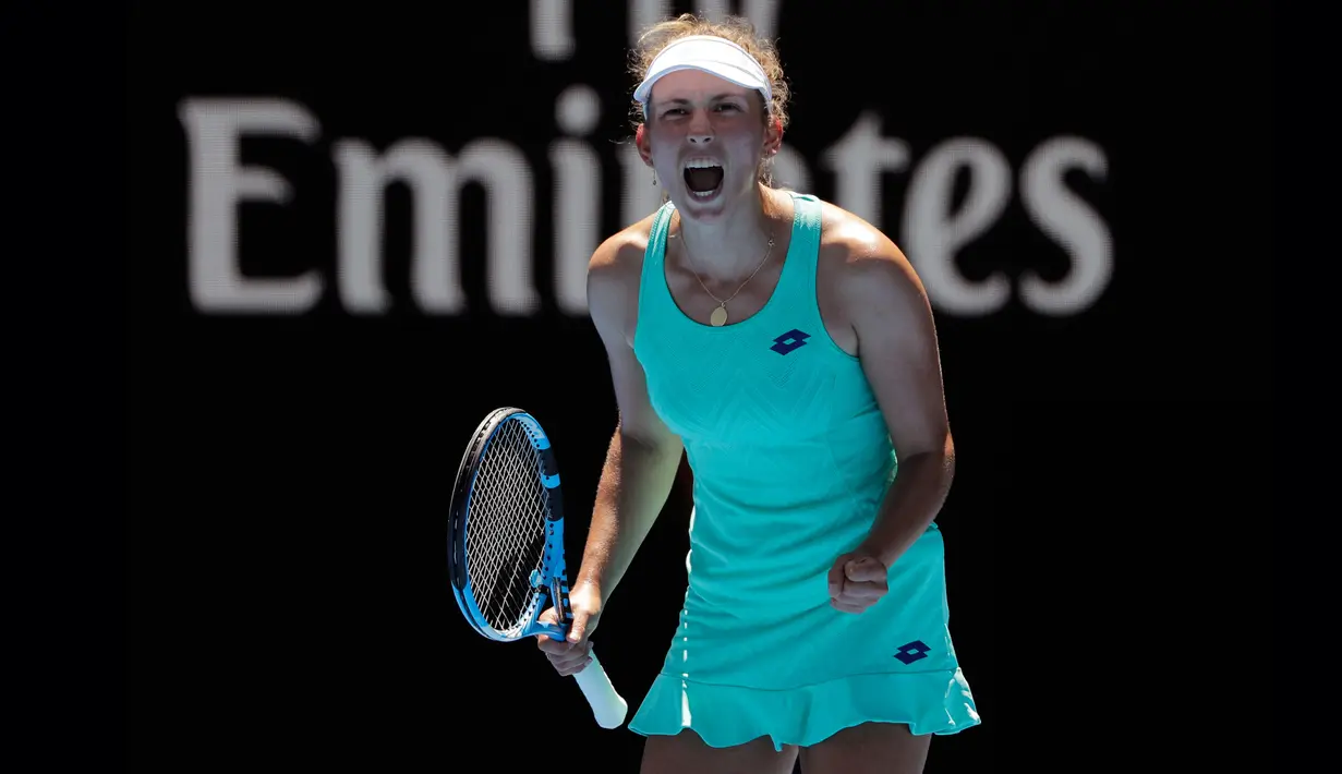 Petenis Belgia, Elise Mertens berselebrasi setelah mengalahkan petenis Ukraina, Elina Svitolina di perempat final Australia Terbuka 2018, Selasa (23/1). Petenis non-unggulan itu menaklukkan Svitolina yang berstatus sebagai unggulan 4. (AP/Dita Alangkara)