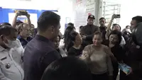 Kemarahan salah satu orang tua memuncak saat Sudaryono berdialog dengan keluarga pasien korban keracunan massal MBG di Karo. (Liputan6.com/Reza Efendi)