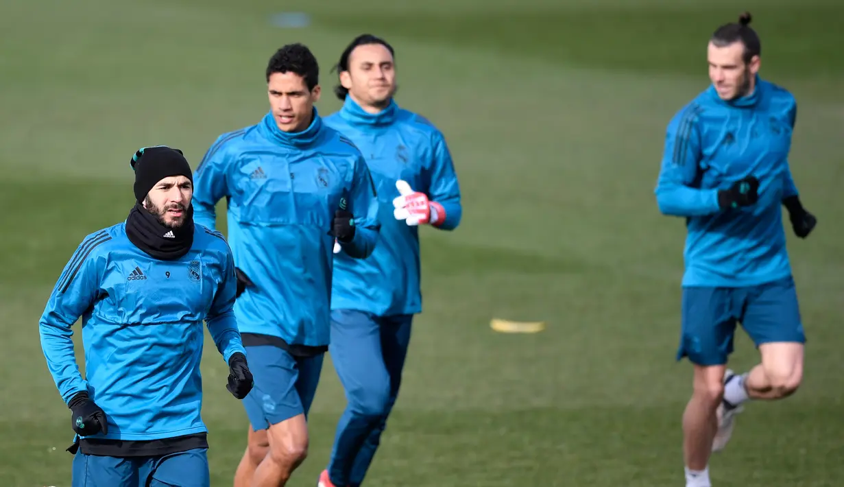 Para pemain Real Madrid saat sesi latihan di Madrid, Spanyol, Selasa (13/2). Real Madrid akan menghadapi Paris Saint Germain (PSG) pada leg pertama 16 besar Liga Champions di Santiago Bernabeu. (AP Photo/Paul White)