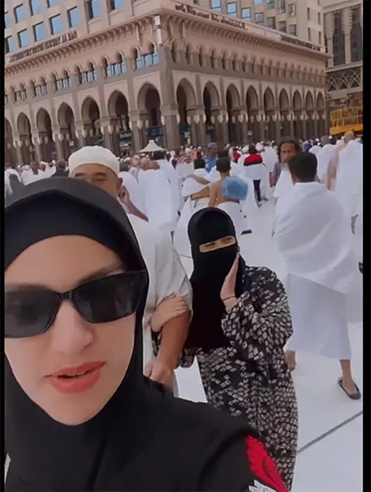 Perempuan tiga orang anak itu tampil cantik dengan hijab hitam yang dikenakan. Sedangkan putrinya, juga berhijab lengkap menutup hidung ke bawah. [Instagram/ramadhanibakrie]