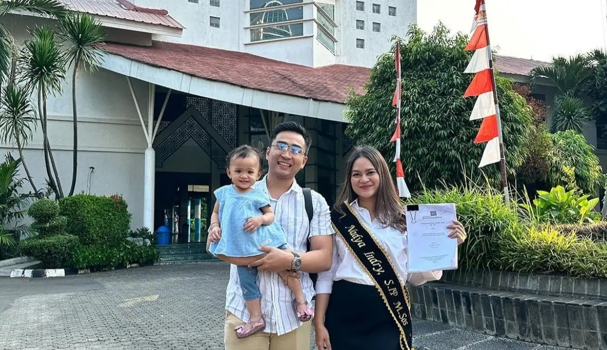 Dengan rasa syukur yang mendalam, Nadya Indri berhasil menyelesaikan impian menjadi lulusan magister pada usia 27 tahun. Ia mengungkap perjuangannya kuliah di Universitas Paramadina. Ibu dua anak ini memulai kuliah dari bulan September 2020 hingga September 2023. Meskipun mengalami penundaan selama satu tahun karena mengandung dua kali, semangatnya untuk mencapai gelar magister tidak pernah surut. (Liputan6.com/IG/@nadyaindry)