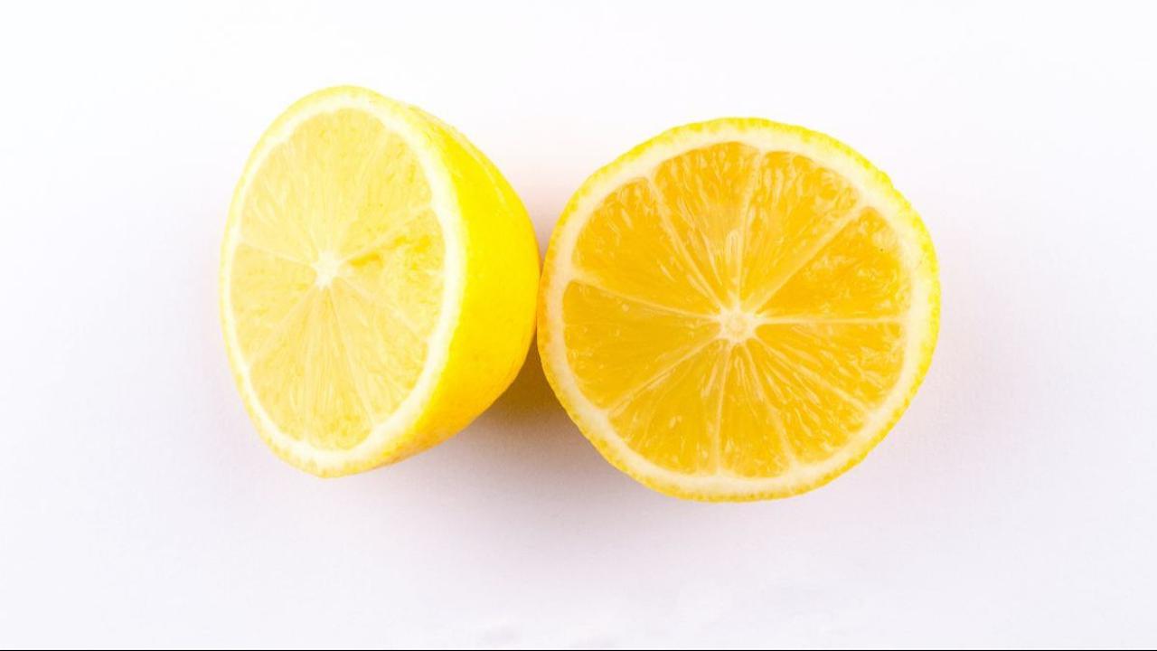 2.&nbsp;Lemon: Ampuh untuk Memudarkan Flek Hitam