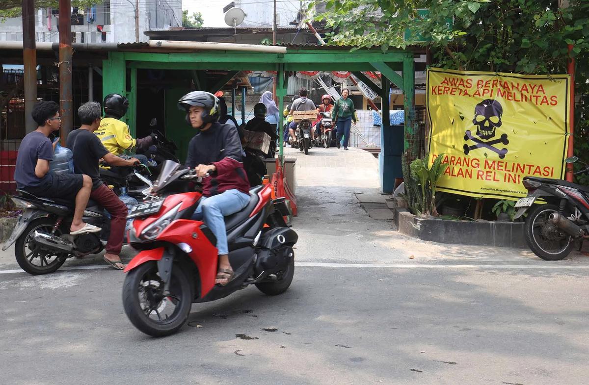 FOTO: Perlintasan Liar Tebet Ditutup Demi Keselamatan Warga