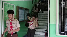 Sejumlah siswa berlarian menyelamatkan diri saat simulasi bencana di SMA Negeri 78 Jakarta, Rabu (23/1). Kegiatan itu untuk pengenalan kepada siswa-siswi dengan program siaga bencana berupa simulasi evakuasi gempa dan tsunami. (Liputan6.com/Faizal Fanani)