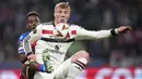 Pemain Manchester United, Rasmus Hojlund (kanan) berebut bola dengan pemain Viktor Plzen, Sampson Dweh pada laga lanjutan Liga Europa 2024/2025 di Doosan Arena, Plzen, Republik Ceska, Jumat (13/12/2024). (AP Photo/Petr David Josek)