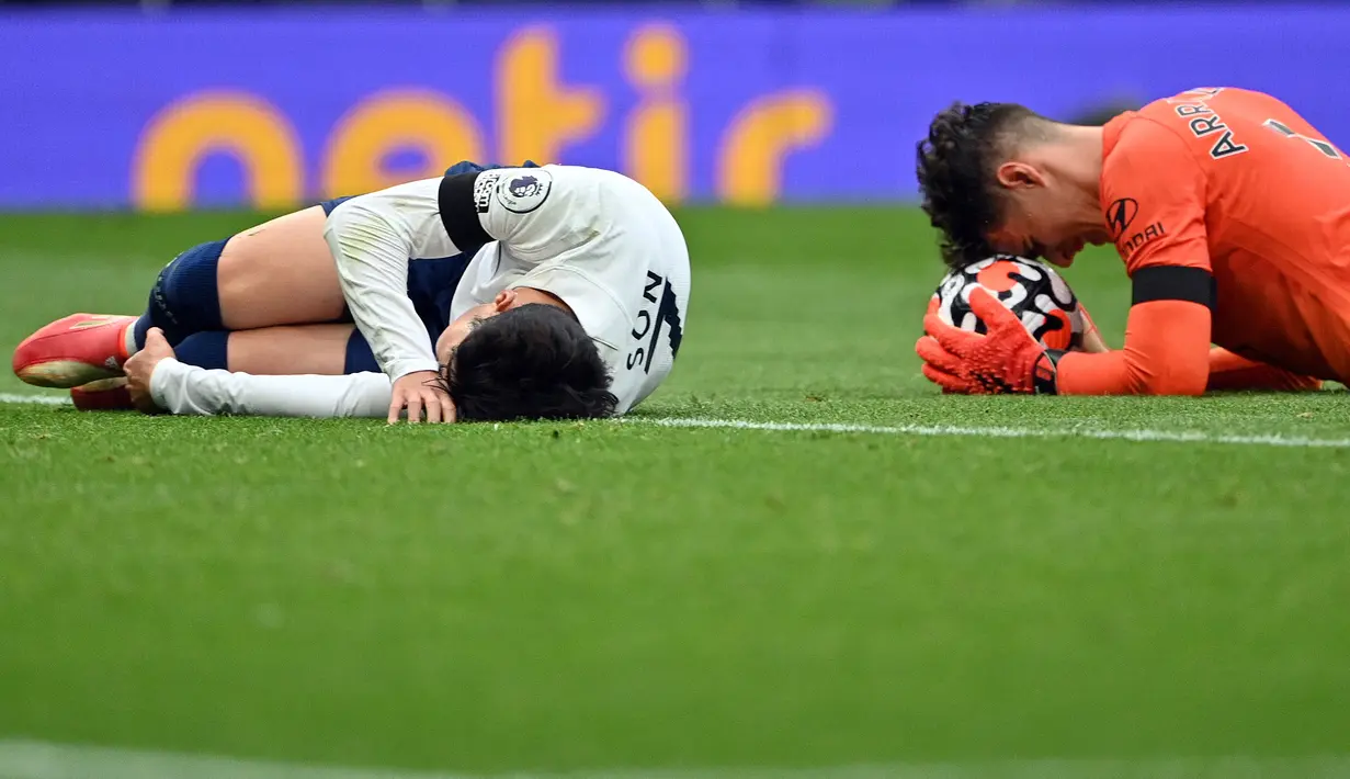 Pada menit ke-33 Son Heung-min terkapar usai berbenturan dengan kiper Chelsea, Kepa Arrizabalaga. Beruntung, Son Heung-min dapat melanjutkan pertandingan. (AFP/Justin Tallis)
