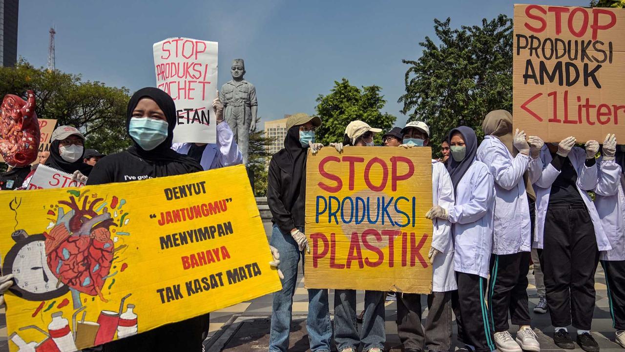 FOTO: Instalasi Jantung Rusak di Surabaya Serukan Bahaya Mikroplastik Bagi Manusia
