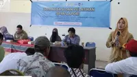 Pranata Humas Ahli Pertama Diskominfo Kaltim Mardiasih memaparkan tentang kanal pengaduan publik terintegrasi kepada masyarakat Kelurahan Riko, Kecamatan Penajam, Kabupaten Penajam Paser Utara.