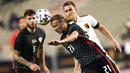 Gelandang timnas Kroasia, Domagoj Vida dikejar gelandang timnas Belgia, Thorgan Hazard dalam laga uji coba menjelang Euro 2020 di Stade Roi Baudouin, Senin (7/6/2021) dinihari WIB. Belgia mengatasi Kroasia dengan skor 1-0 berkat gol semata wayang Romelu Lukaku. (AP Photo/Francisco Seco)