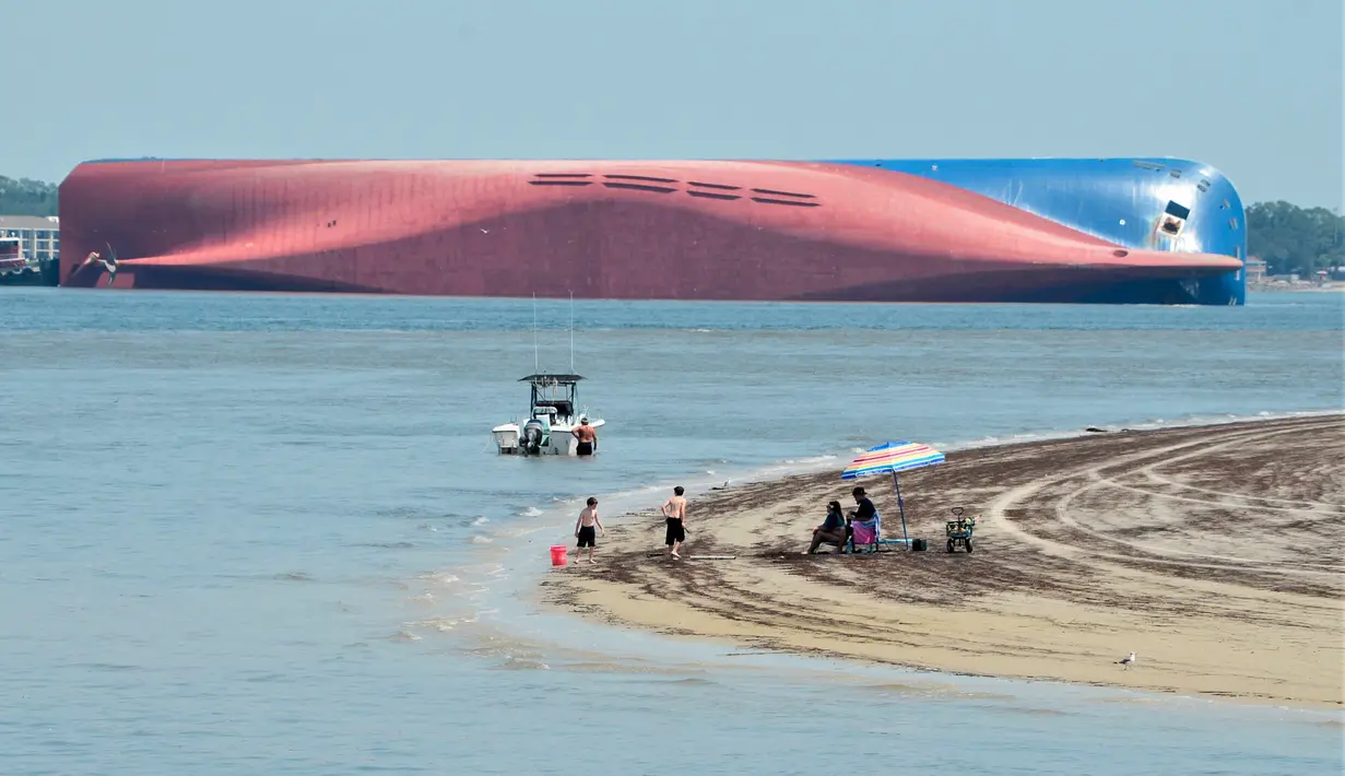 Pemandangan kapal kargo Golden Ray yang terbalik di lepas pantai negara bagian Georgia, Amerika Serikat, Minggu (8/9/2019). Empat awak dilaporkan hilang dalam kejadian itu. (AP Photo/Terry Dickson)