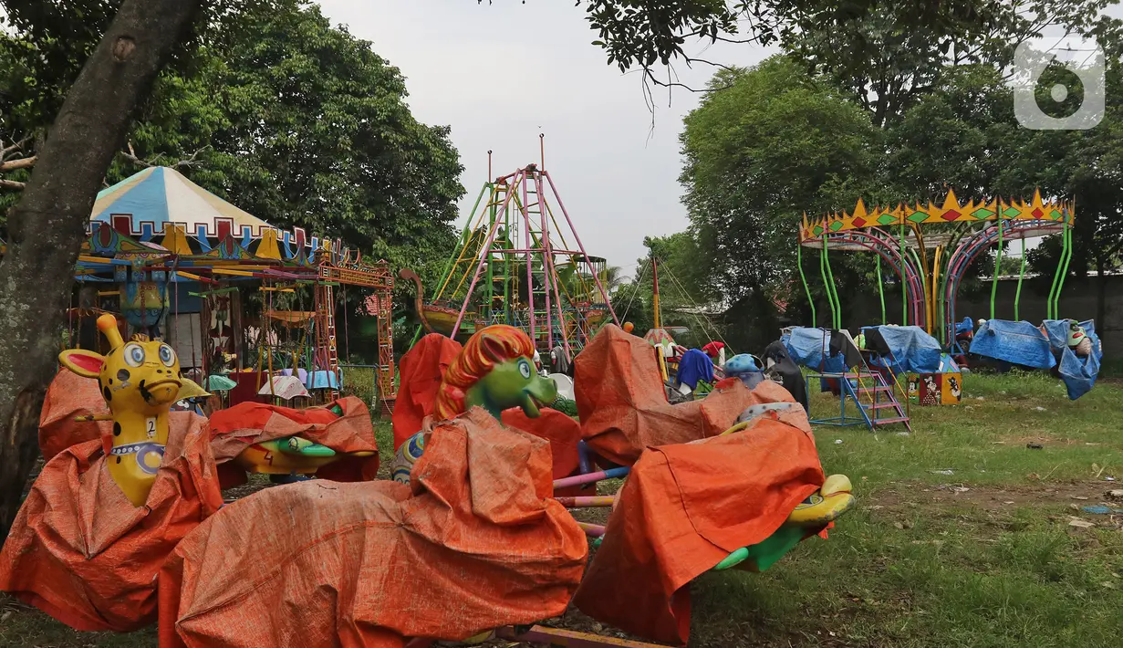 Suasana wahana pasar malam yang tutup di kawasan Cilodong, Depok, Jawa Barat, Senin (4/3/2020). Selain itu, para pekerja juga diperkenankan mudik ke kampung halamannya masing-masing. (Liputan6.com/Herman Zakharia)