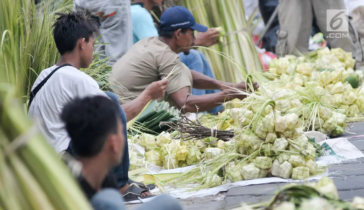 Pedagang kulit ketupat menunggu pembeli di kawasan Pasar Lenteng Agung, Jakarta, Kamis (22/6). Menjelang Hari Raya Idul Fitri, pedagang kulit ketupat musiman mulai ramai di pasar tradisional.(Liputan6.com/Yoppy Renato)