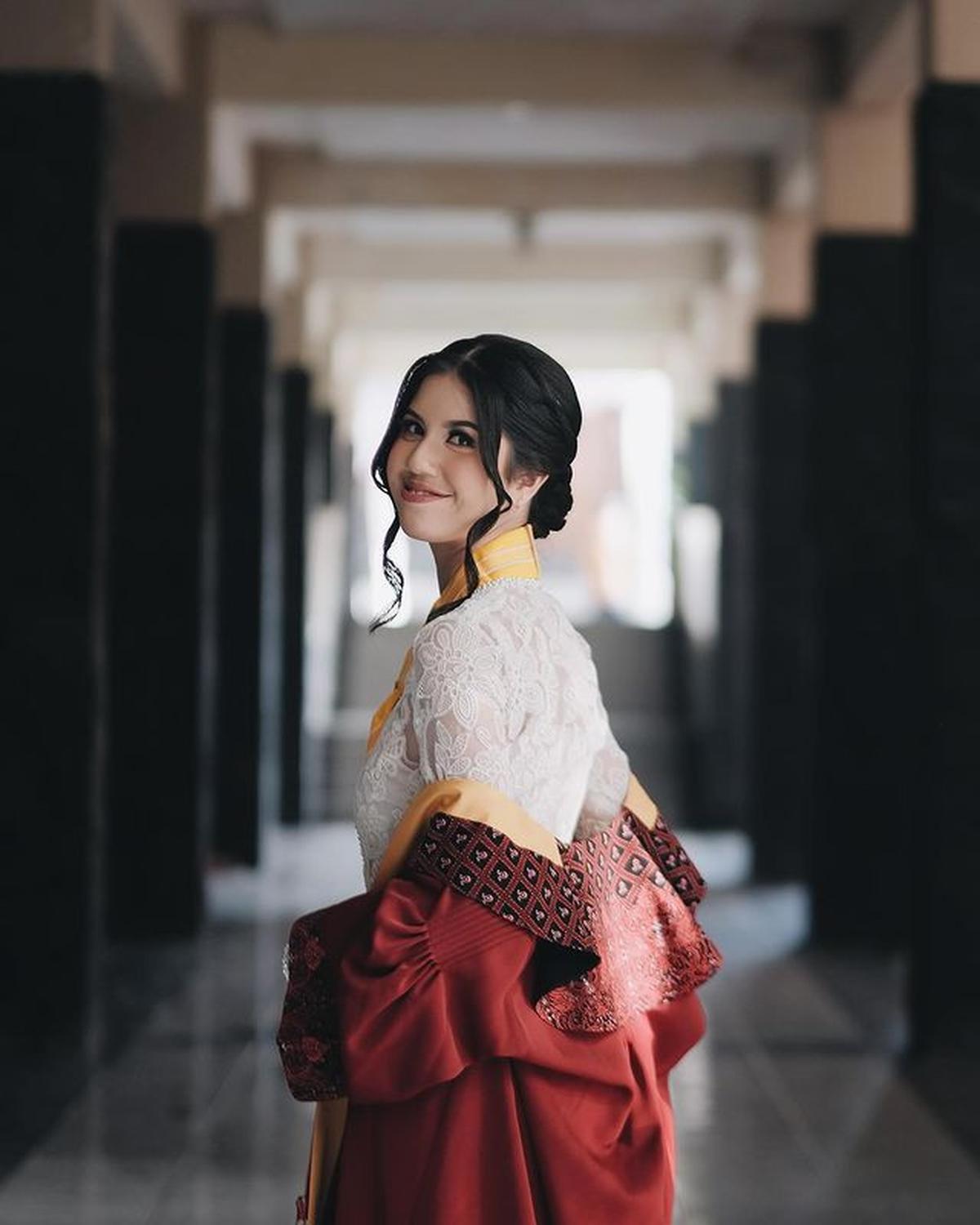 8 Potret Anak Ariyo Wahab Wisuda Tampil Cantik Berkebaya, Berhasil Wujudkan Mimpi Orang Tua