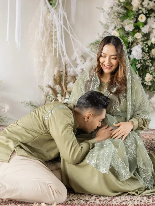 Siti Badriah memilih dress brokat warna hijau sage untuk perayaan tasyakuran empat bulan kehamilannya. Dress tersebut dipadukan dengan kerudung lace warna hijau sage, menciptakan tampilan yang anggun dan serasi. [@sitibadriahh].