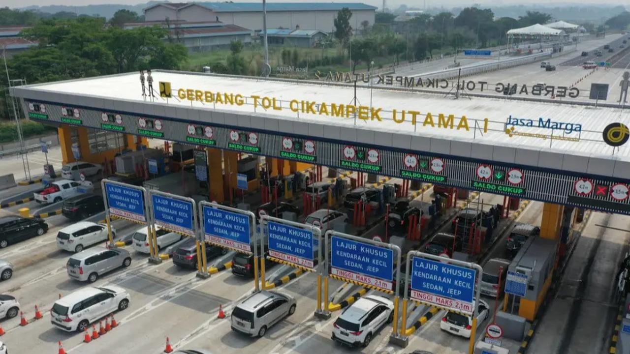 Arus Lalu Lintas Padat, Tol Jakarta-Cikampek Berlakukan Contraflow Mulai dari Km 47 Hingga Km 65