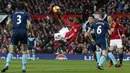 Gelandang Manchester United, Paul Pogba, berusaha membobol gawang Middlesbrough pada laga Liga Inggris di Stadion Old Trafford, Inggris, Sabtu (31/12/2016). (Reuters/Andrew Yates)