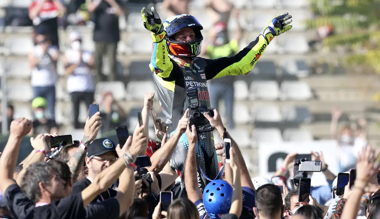 Dunia MotoGP sangat kehilangan sosok Rossi. Selama bertahun-tahun ia menjadi ikon MotoGP, dan belum ada yang menyamai nama besarnya. (AP Photo/Alberto Saiz)