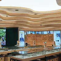 Optik Tunggal membuka New Store Concept di Gandaria City dengan desain River of Sight dan glareless lighting, plus seragam Pranita Nayana karya Didiet Maulana. (Optik Tunggal)