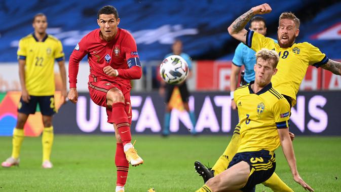 Penyerang Portugal, Cristiano Ronaldo, melepaskan tendangan ke arah gawang Swedia pada laga UEFA Nations League di Stadion Friends Arena, Rabu (9/9/2020) dini hari WIB. Portugal menang 2-0 atas Swedia. (AFP/Jonathan Nackstrand)