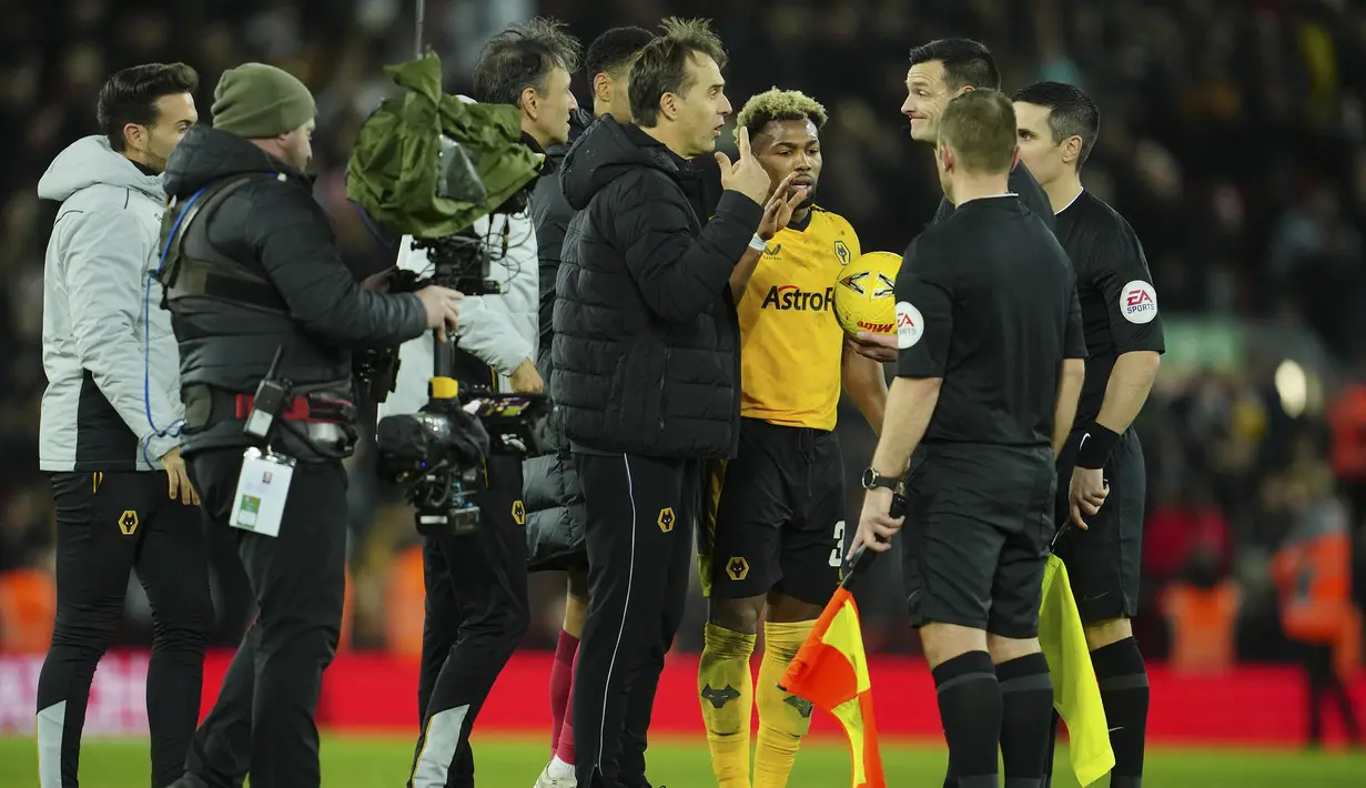 Hingga laga usai skor 2-2 tetap bertahan sehingga laga pun harus diulang di kandang Wolverhampton untuk mencari pemenang yang akan lolos ke putaran keempat Piala FA 2022/2023. (AP Photo/Jon Super)