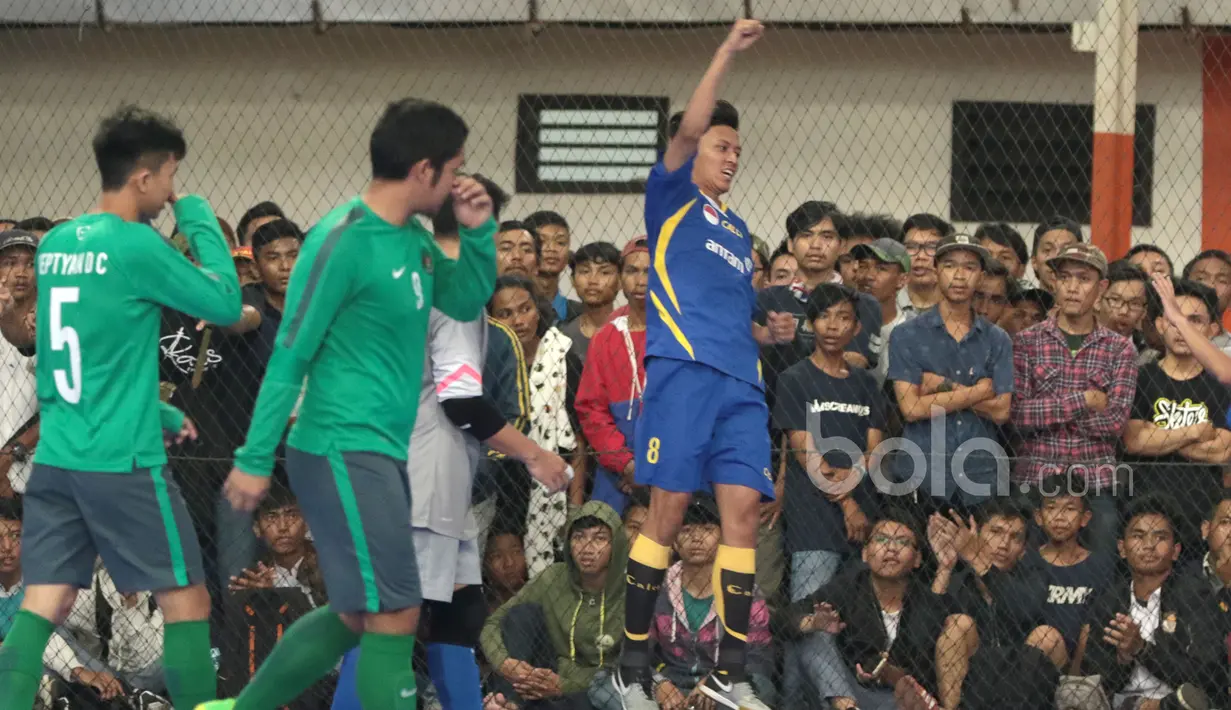 Pemain Antam FC merayakan gol saat melawan Timnas Futsal Indonesia pada laga uji coba di Tifosi Sport Center, Jakarta Timur, (13/1/2017). Timnas Futsal menang 5-2. (Bola.com/Nicklas Hanoatubun)