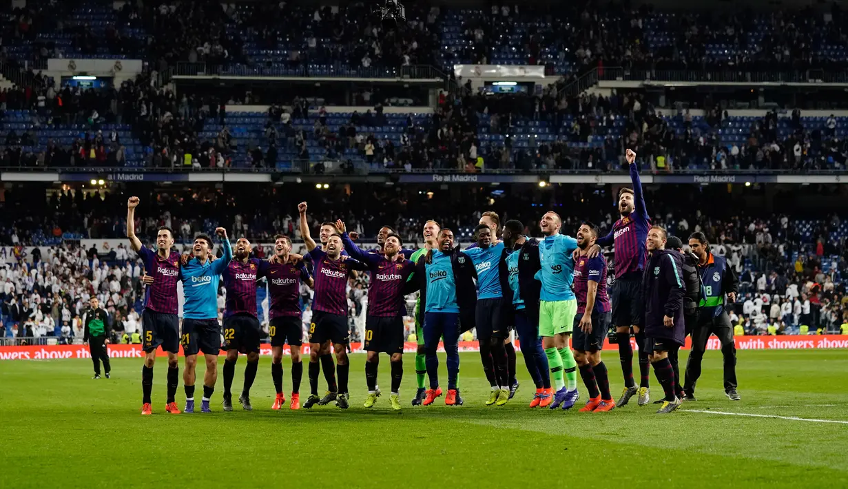Para pemain Barcelona merayakan kemenangan timnya usai pertandingan melawan Real Madrid pada lanjutan La Liga Spanyol di stadion Santiago Bernabeu, Madrid (2/3). Barcelona menang tipis atas Real Madrid 1-0. (AP Photo/Andrea Comas)