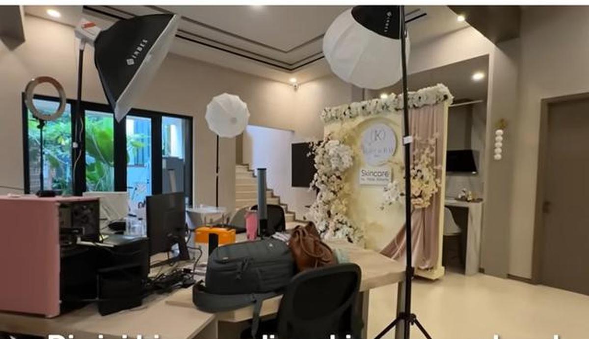 6 Potret Rumah Maia Estianty yang Disulap Jadi Kantor, Modern dan Estetis