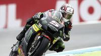Pebalap Yamaha Tech 3, Johann Zarco, menyebut dialah yang hampir terjatuh ketika nyaris bersenggolan dengan Valentino Rossi di MotoGP Belanda, Minggu (25/6/2017). (EPA/Vincent Jannick)