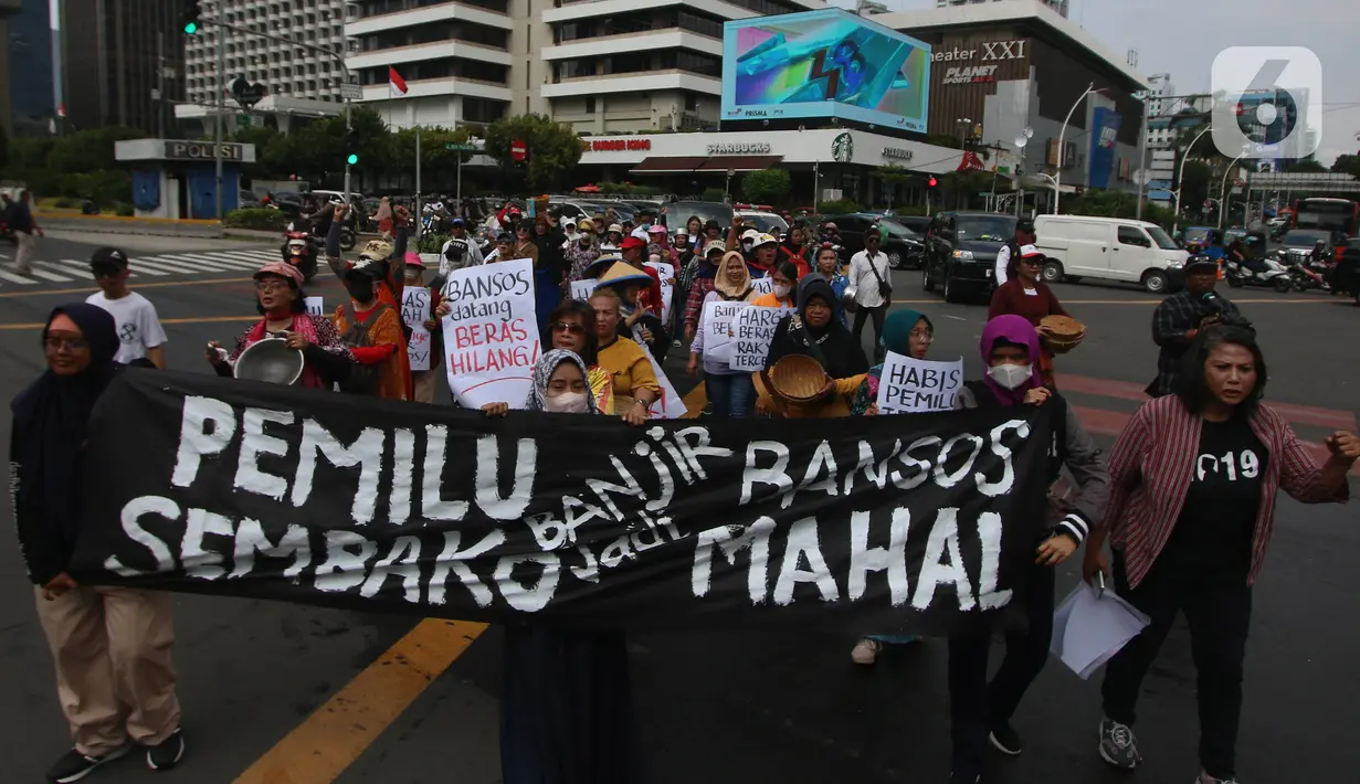 Massa saat berunjuk rasa menuju kawasan depan gedung Bawaslu, Jakarta. (merdeka.com/Arie Basuki)