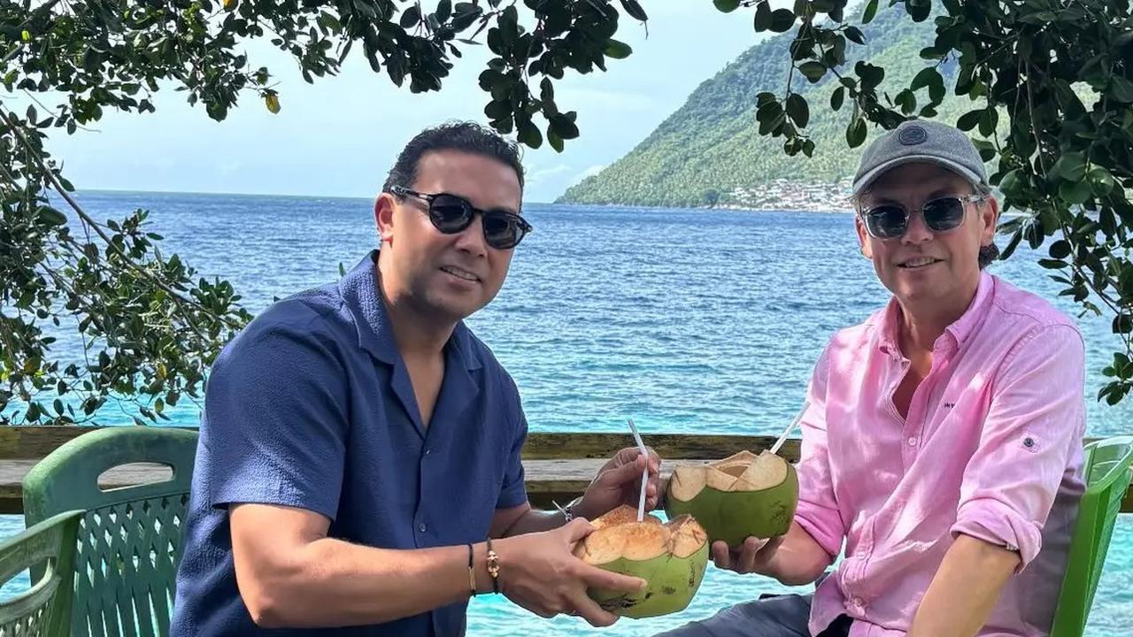 Penampilan Asisten Pelatih Timnas Alex Pastoor & Landzaat Curi Perhatian, Seruput Kelapa di Ternate