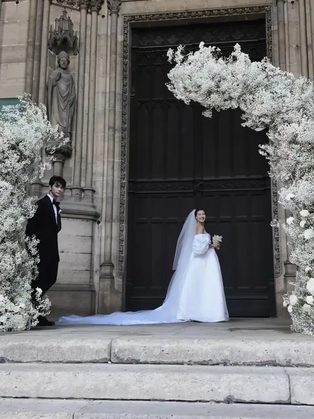 Pernikahan Mewah Pewaris Givenchy, Sean Taffin, dan Jung Dahye. [@refletsfleurs}