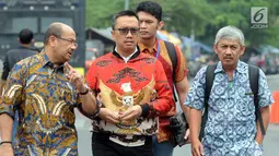 Mantan Menpora, Imam Nahrawi batik merah keluar menjalankan salat jumat saat proses penyidikan di Gedung KPK, Jakarta, Jumat (27/09/2019). KPK pada Rabu 18 September 2019 mengumumkan Imam Nahrawi dan asisten pribadinya Miftahul Ulum (MIU) sebagai tersangka. (merdeka.com/Dwi Narwoko)