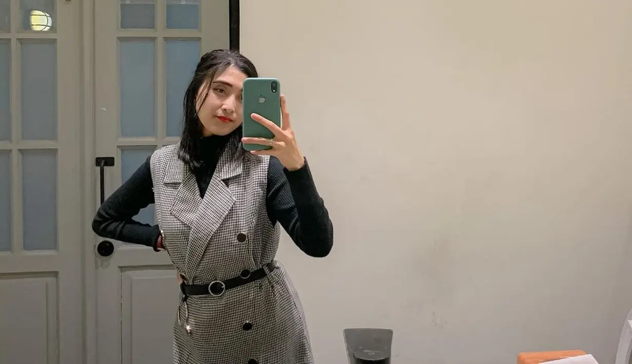 Tika kerap mengabadikan potret kesehariannya di media sosial pribadinya. Salah satunya foto selfie saat berada di depan kaca. Rupanya istri dari Pesulap Merah ini memiliki paras yang cantik yah? (Instagram/t__eun22)