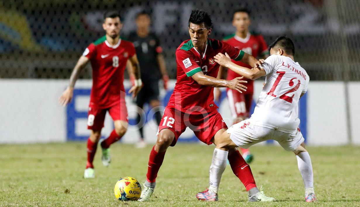 Pemain Indonesia, Lerby Eliandry, berusaha melewati pemain Vietnam dalam laga leg pertama semifinal Piala AFF 2016 di Stadion Pakansari, Bogor, Sabtu (3/12/2016). (Bola.com/Peksi Cahyo)