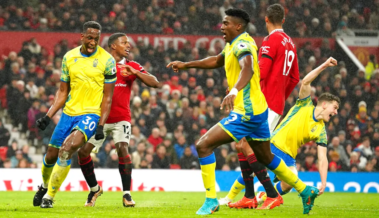 Pemain Nottingham Forest Willy Boly (kiri) merayakan gol yang kemudian dianulir oleh keputusan VAR saat melawan Manchester United pada pertandingan sepak bola Liga Inggris di Old Trafford, Manchester, Inggris, 27 Desember 2022. Manchester United mengalahkan Nottingham Forest dengan skor 3-0. (AP Photo/Dave Thompson)