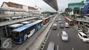 Bus Transjakarta menunggu giliran mengangkut penumpang di Halte Harmoni, Jakarta (19/4). Beroperasinya 247 bus di Koridor I, Dirut PT Transjakarta memprediksi jarak kedatangan bus setiap halte membutuhkan waktu 30 detik. (Liputan6.com/Immanuel Antonius)