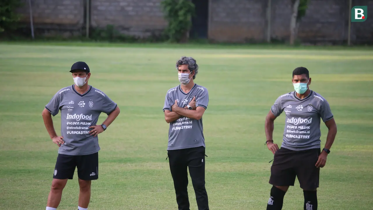 Pelatih Bali United Stefano Cugurra Teco (tengah)