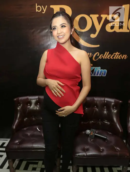 Artis Franda berpose memegang perutnya yang sedang hamil saat hadir sebagai pembicara dalam media talkshow "Dress for Love" di Jakarta, Rabu (14/2). Usia kehamilan Franda kini sudah tujuh bulan. (Liputan6.com/Faizal Fanani)